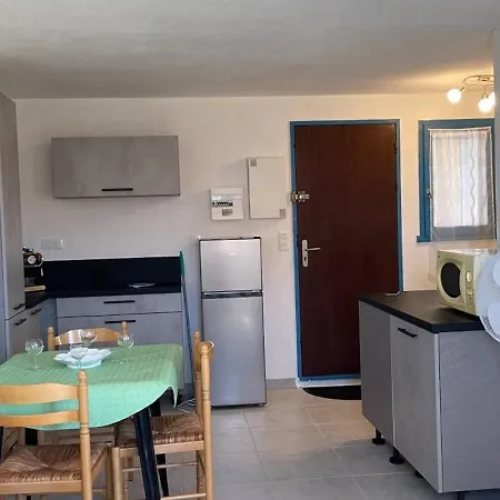 Appt 2 Pieces Avec Piscine Et Parking, A 850m De La - Fr-1-229d-110 Fleury (Aude)