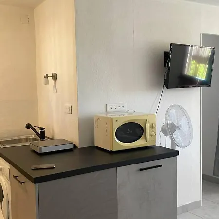 Appt 2 Pieces Avec Piscine Et Parking, A 850m De La - Fr-1-229d-110 *