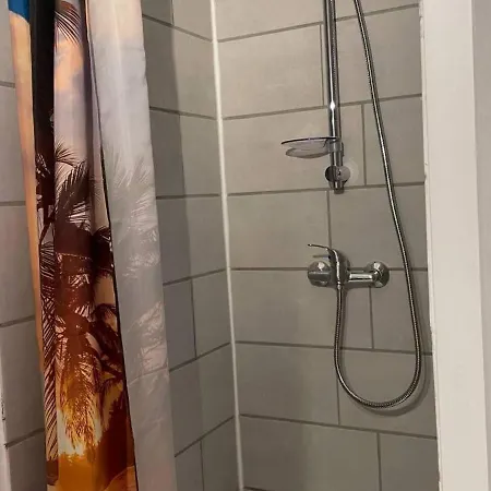 Appt 2 Pieces Avec Piscine Et Parking, A 850m De La - Fr-1-229d-110 Fleury (Aude)